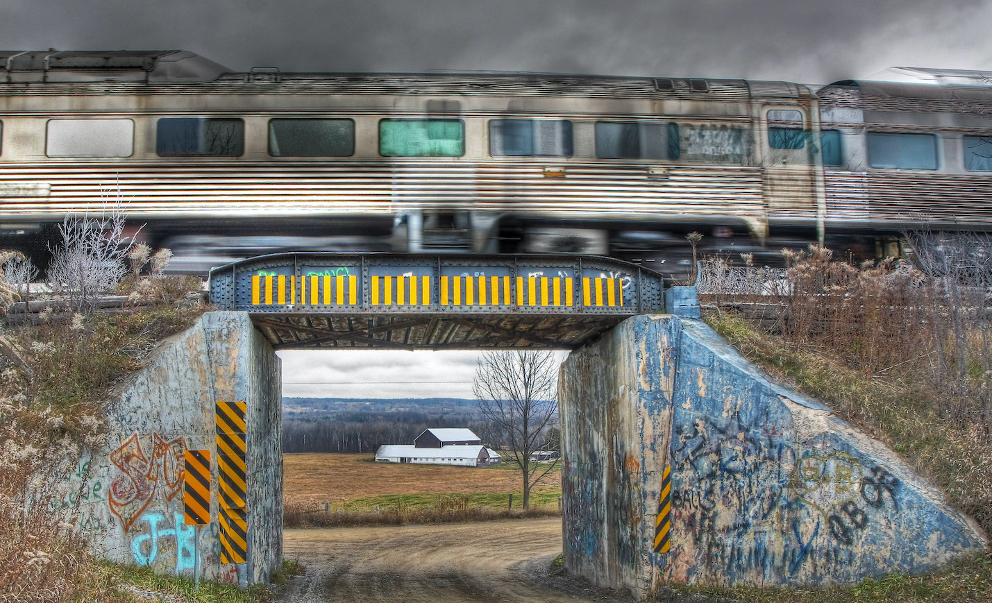 Train passant sur un pont à la campagne