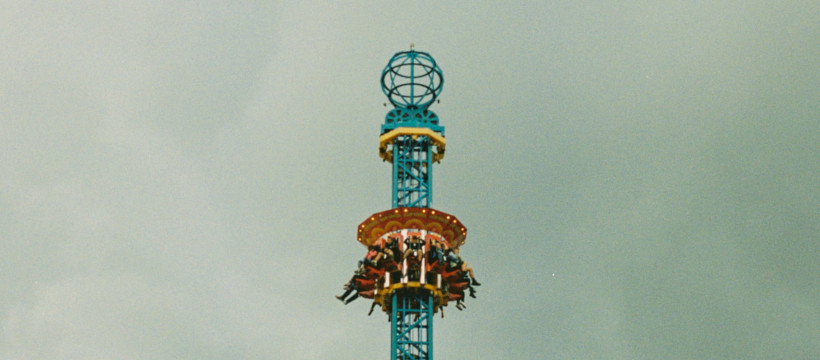Tour de manège sur fond de ciel gris.