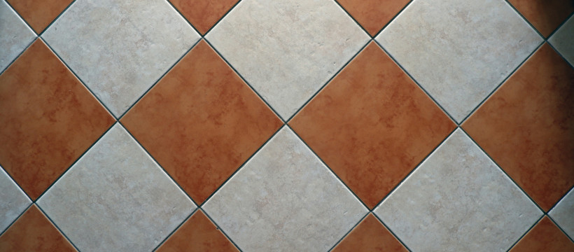 Dalles de carrelage en damier orange et blanc.