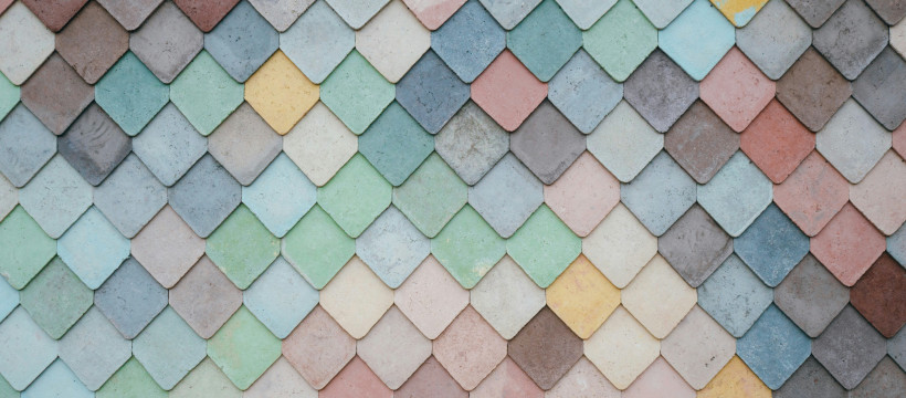 Tuiles multicolores en tons pastel.