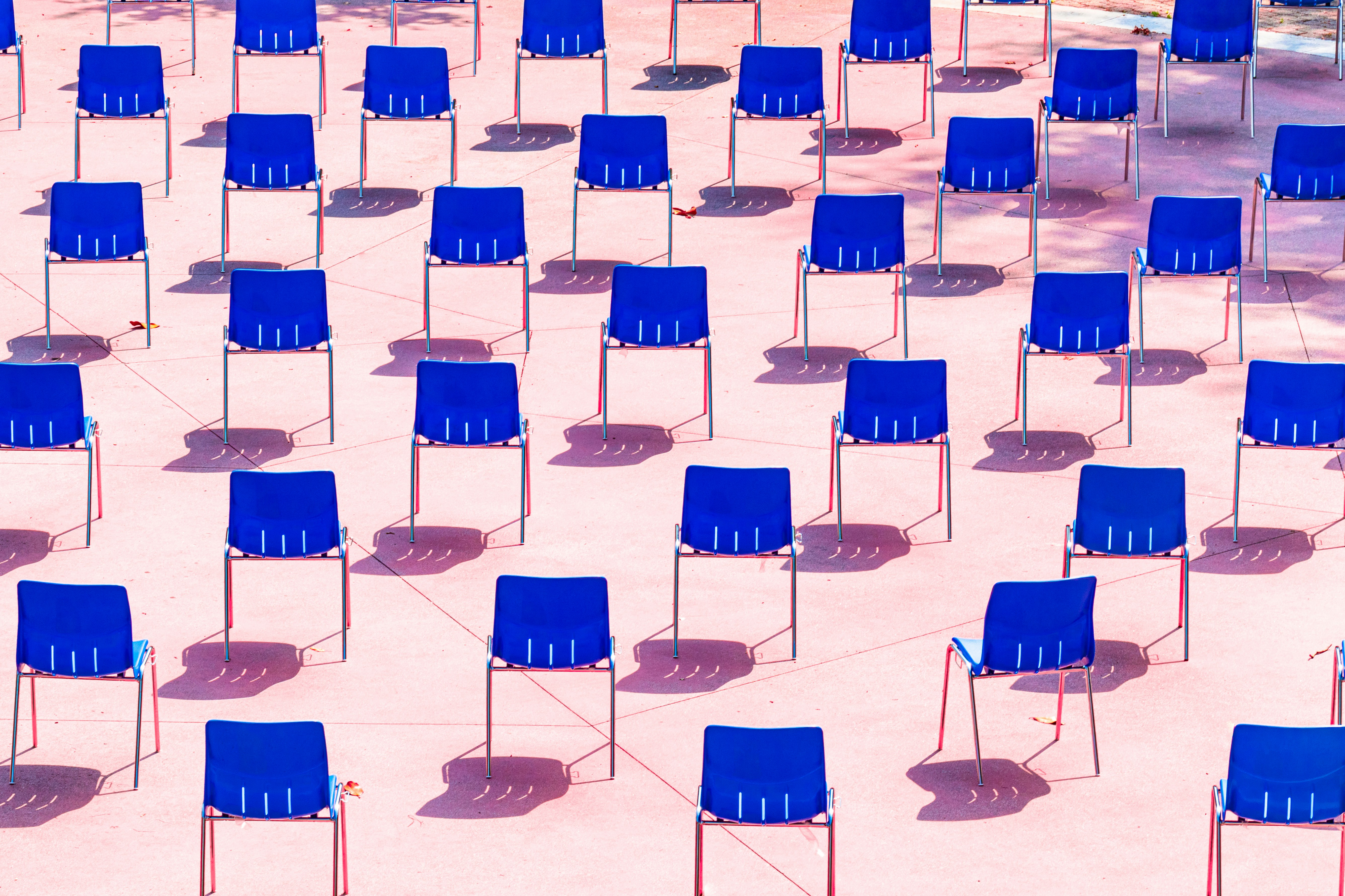 Chaises bleues en rangée