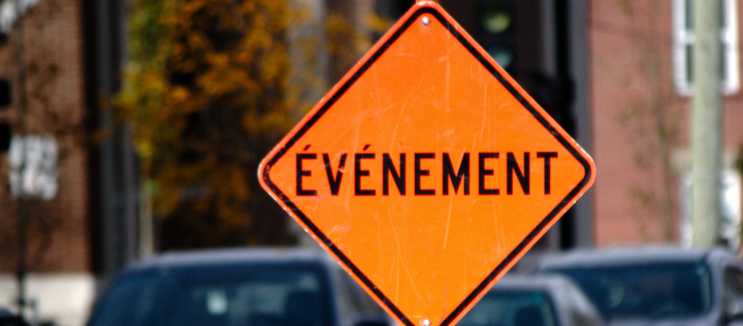 Panneau de circulation orange, marqué « évènement ».