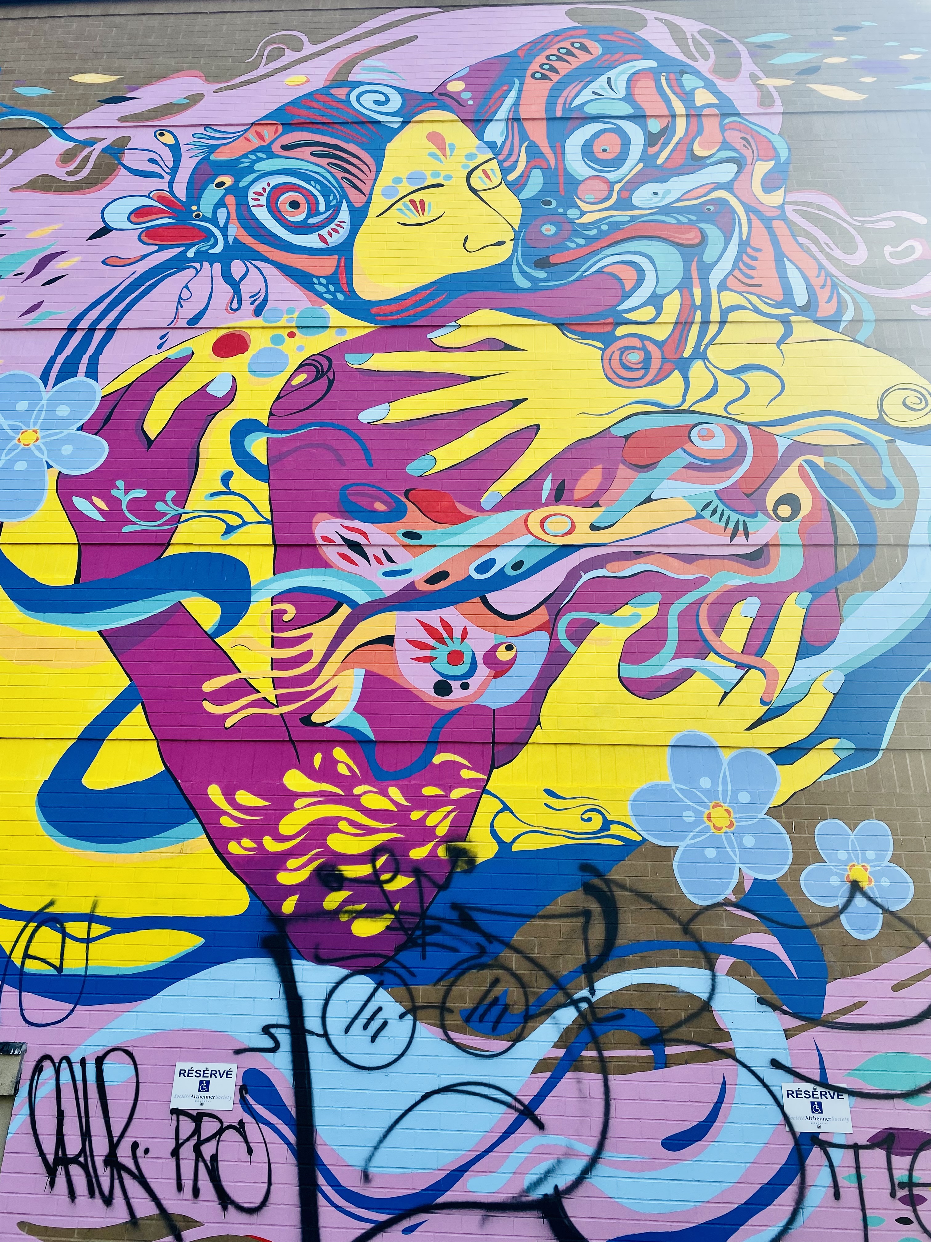 murale colorée représentant une étreinte entre deux personnes
