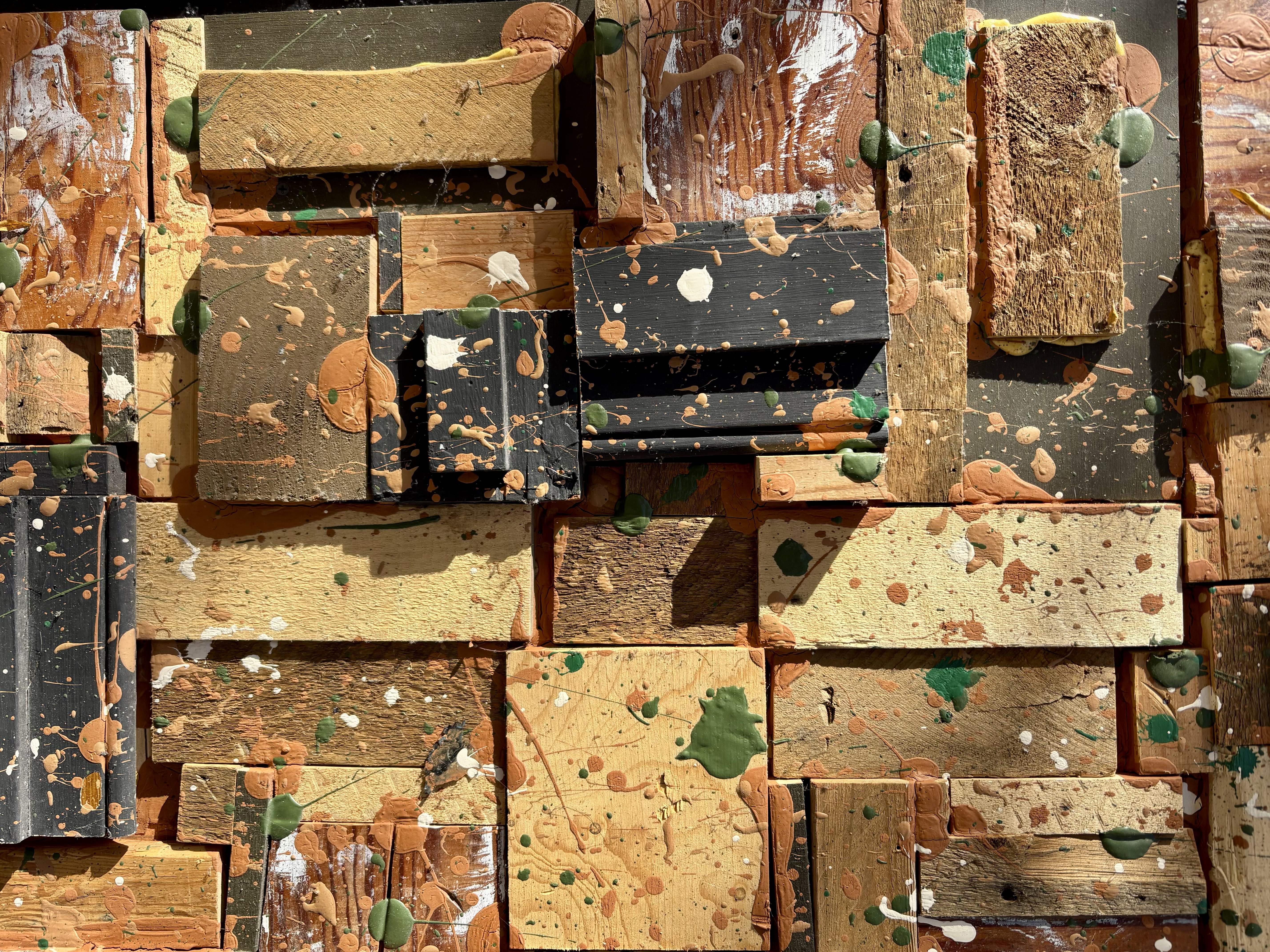 des retailles de bois tâchées de peinture