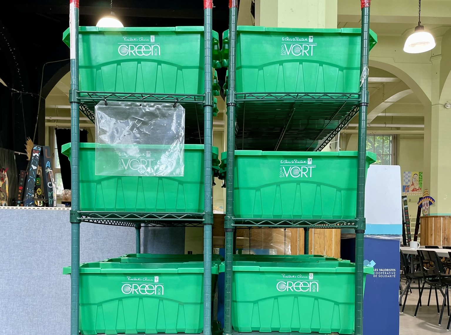 Des bacs verts empilés
