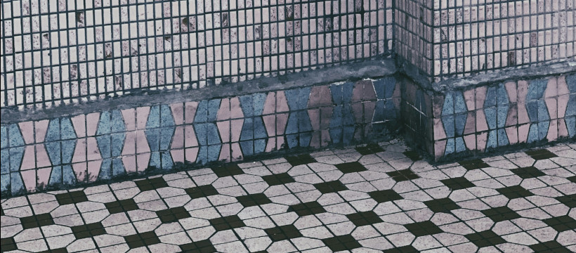 Détail de carrelage sali.